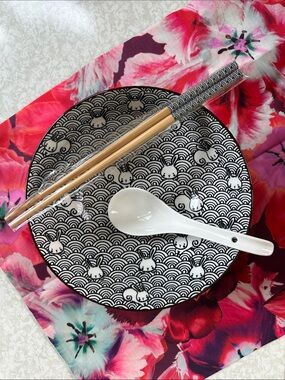 NWOT SH Home Bunnies Ramen Set Stoneware